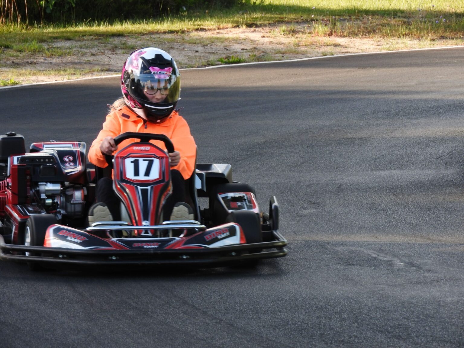 Ung kører i gokart på banen i Mou